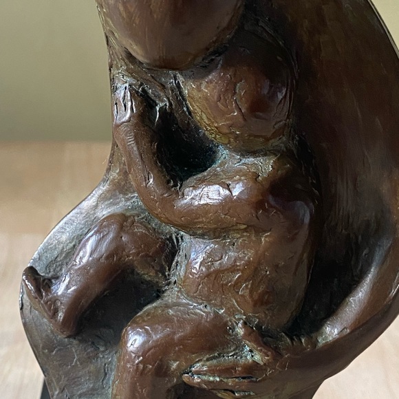 Cast Bronze statue of Mother and baby by Emily Mehling. Signed by the artist. - Picture 2 of 7